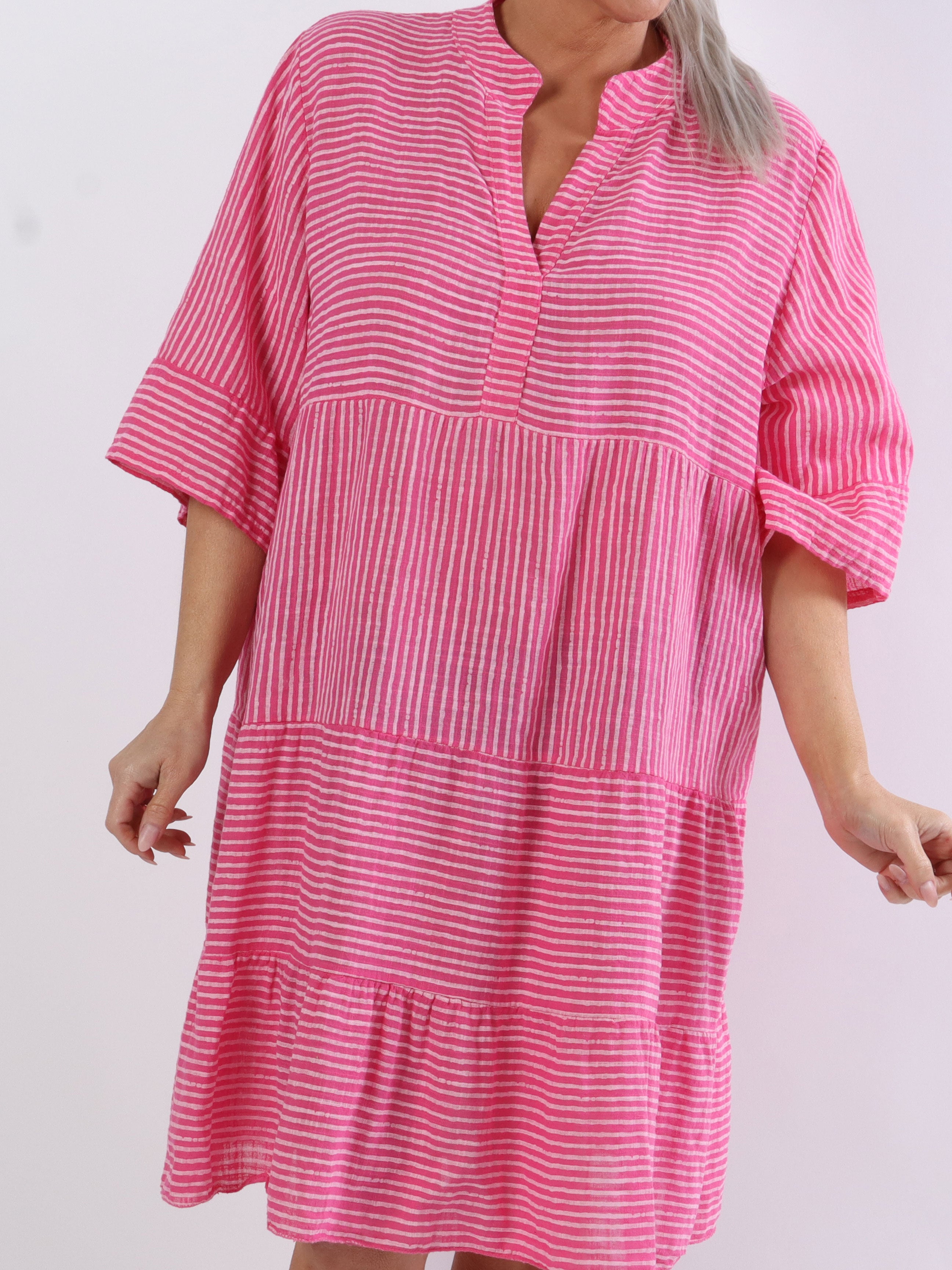 Pola - Sød stribet plus size kjole i lag på lag look